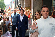 Robbie & Ayda Williams vor dem Marc O'Polo Flagships Store München Theatinerstraße ©Foto: Martin Schmitz)